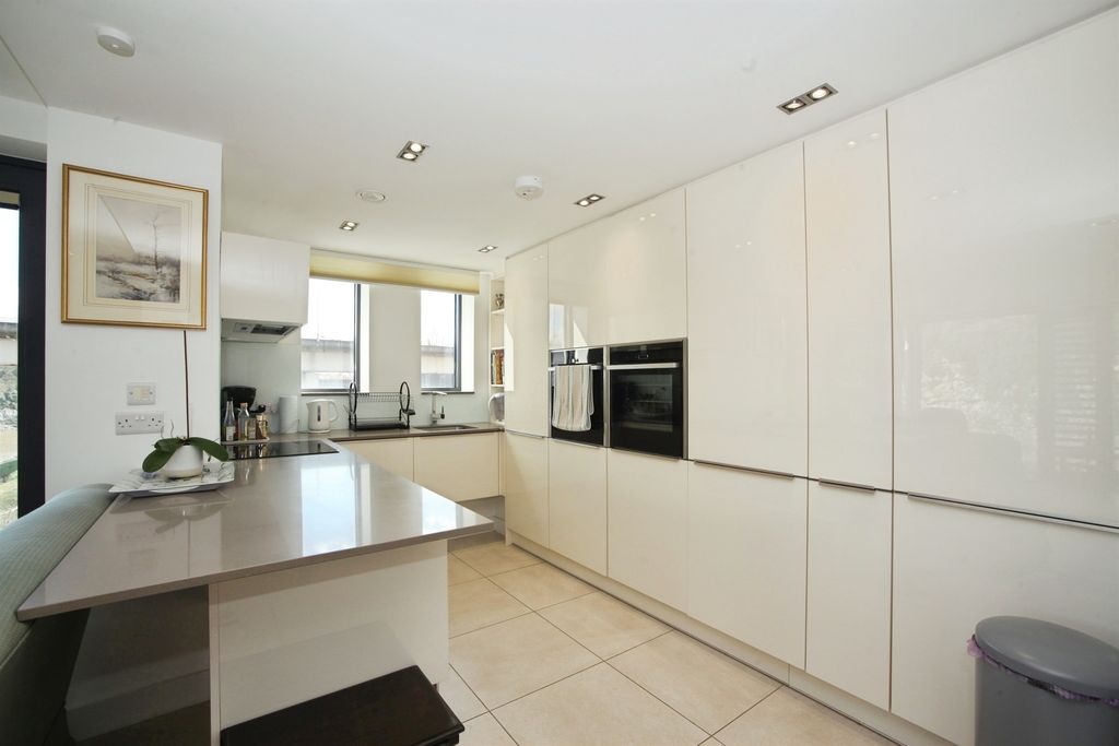 Property photo 2 of 32