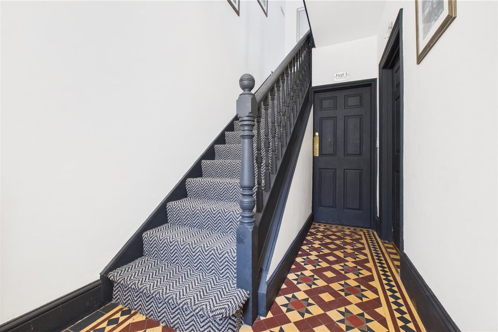 Property photo 2 of 8 Communal Entrance