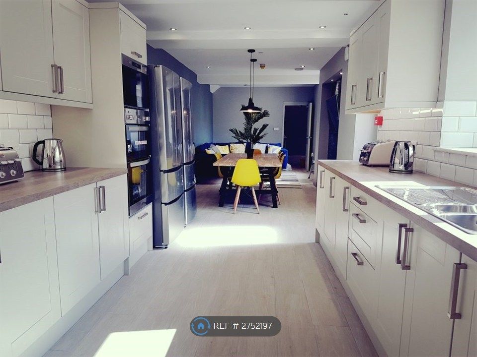 Property photo 1 of 5 Kitchen &amp; Dinning