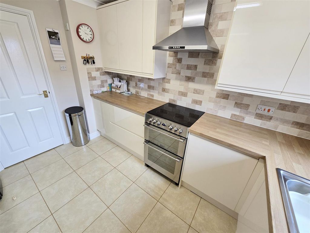 Property photo 3 of 17 Kitchen