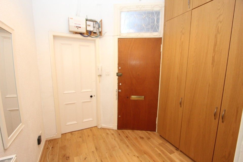 Property photo 3 of 11 Hall