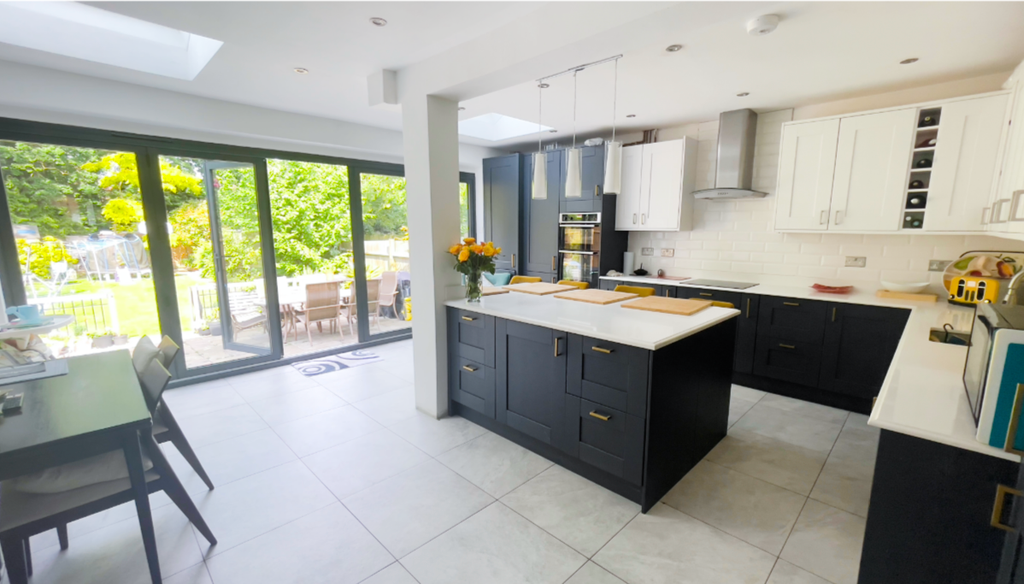 Property photo 3 of 16 Kitchen