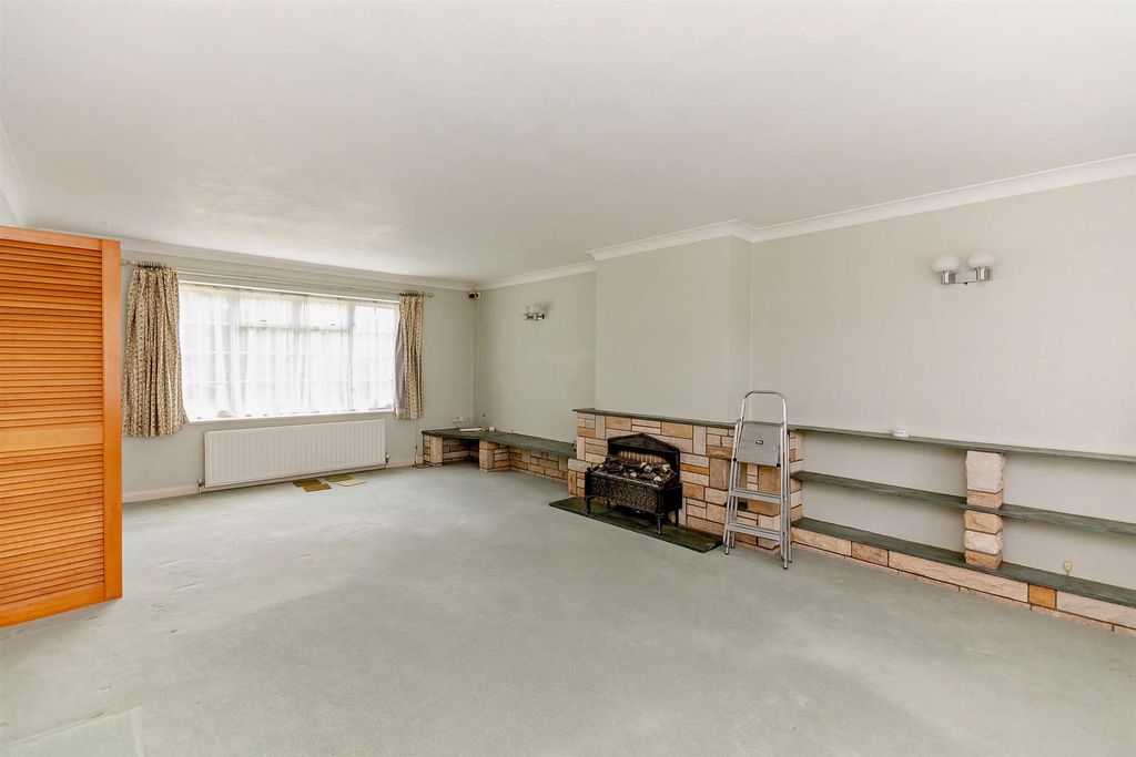 Property photo 3 of 21 8698012-Interior10-800.Jpg