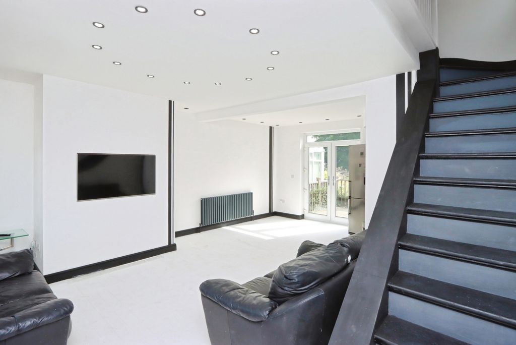 Property photo 2 of 13 Lounge