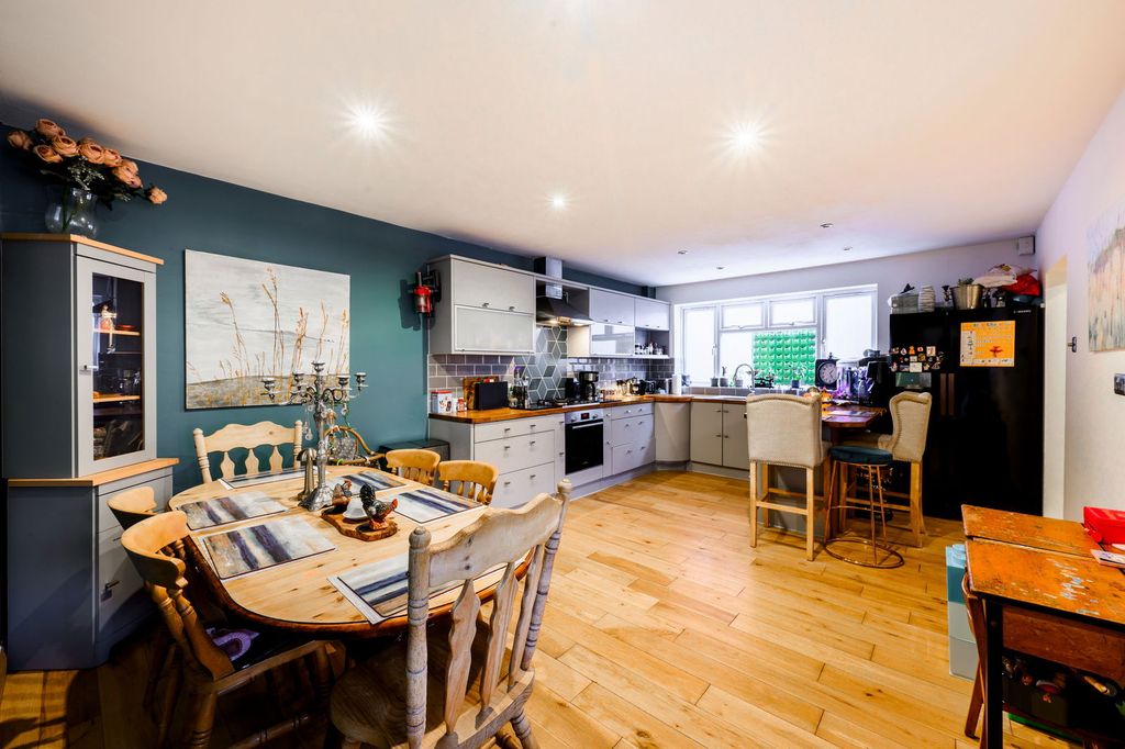 Property photo 3 of 30