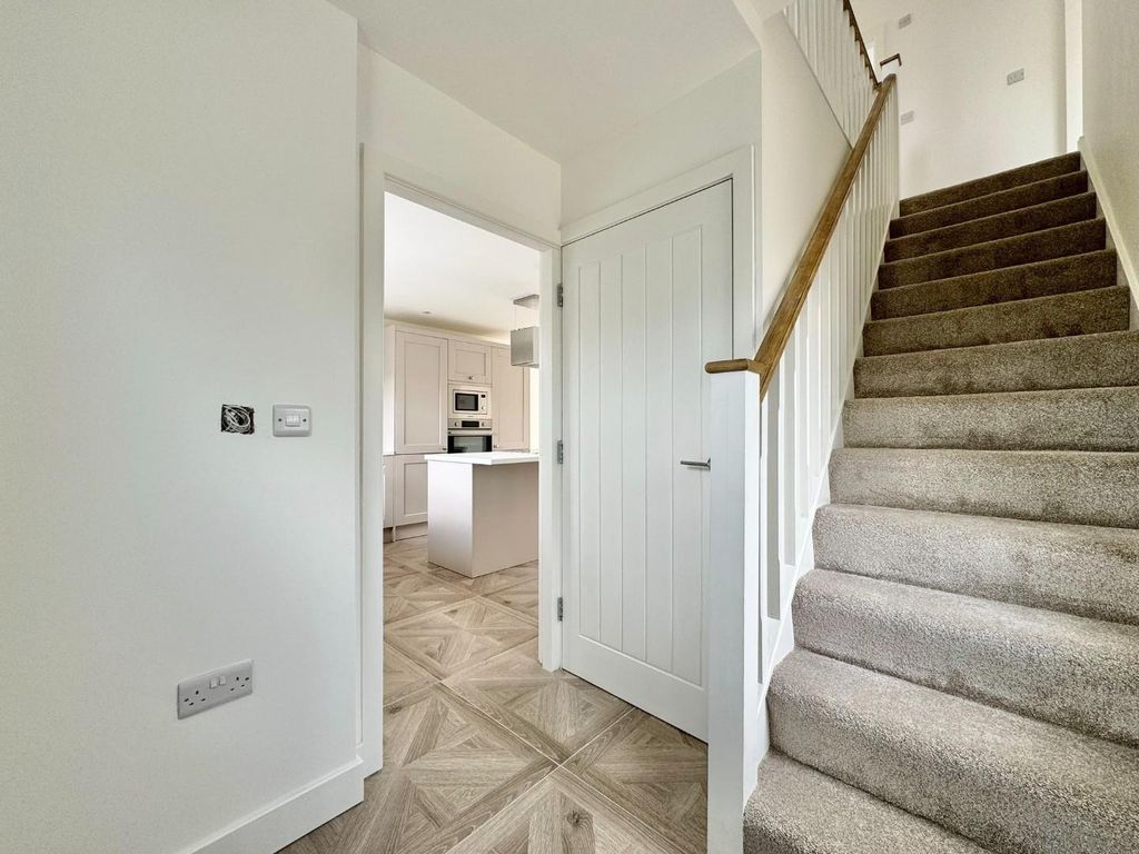 Property photo 3 of 20 Bc8Af3F3-B834-46A7-B9c2-7363Eef650d1.Jpg