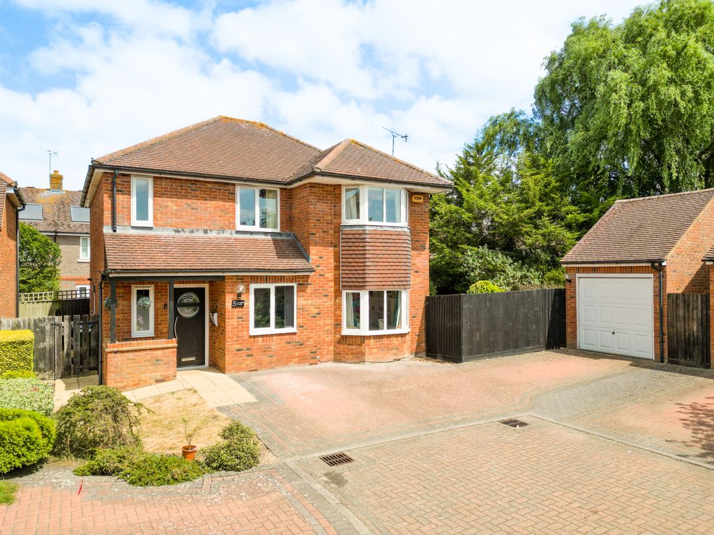 Property photo 1 of 16 Gillions Place, Aylesbury