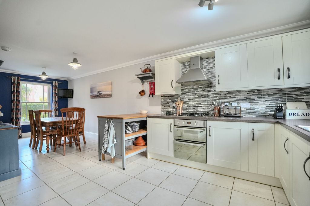 Property photo 2 of 32