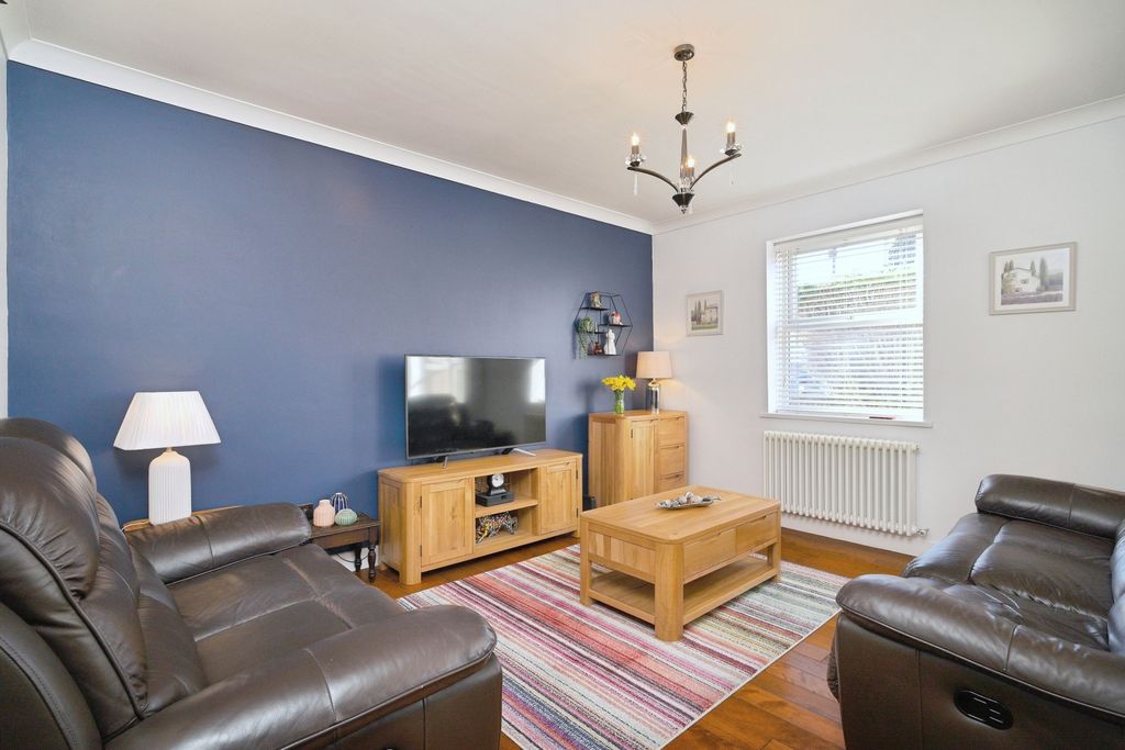 Property photo 3 of 15 Lounge