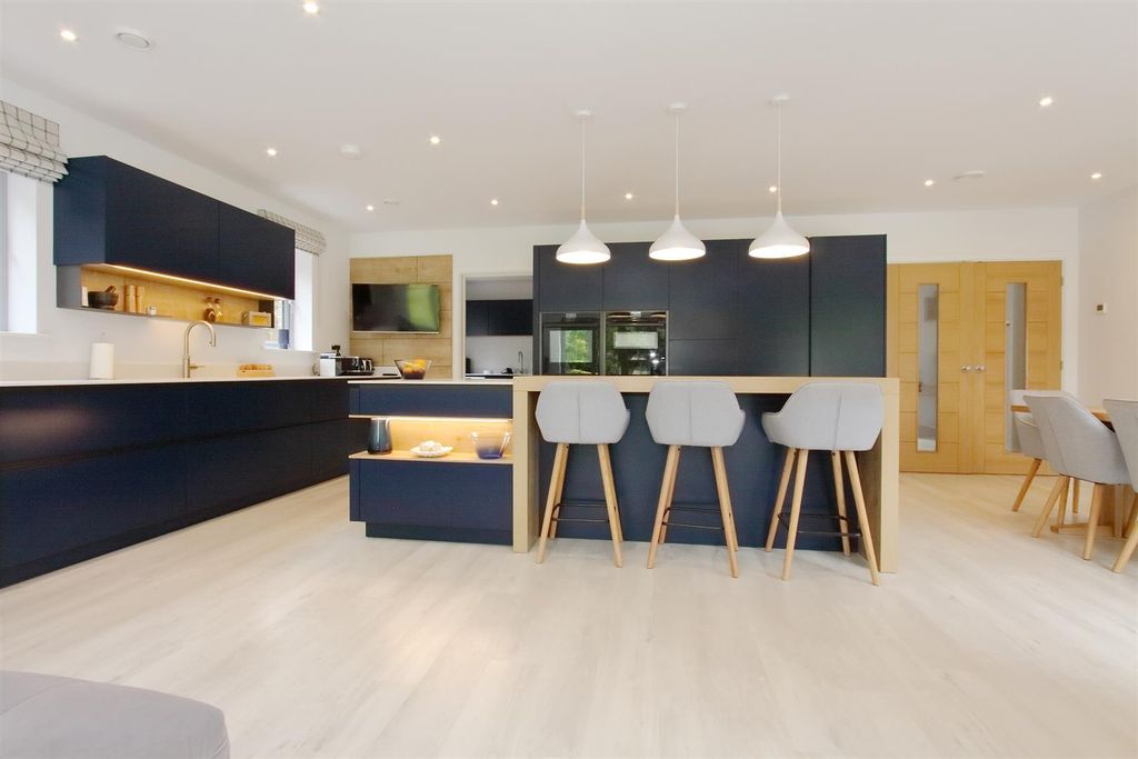 Property photo 3 of 18 Highfield House Ph27.Jpg