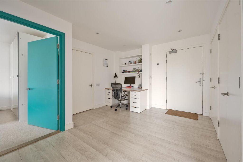 Property photo 3 of 22 Craig House, E17