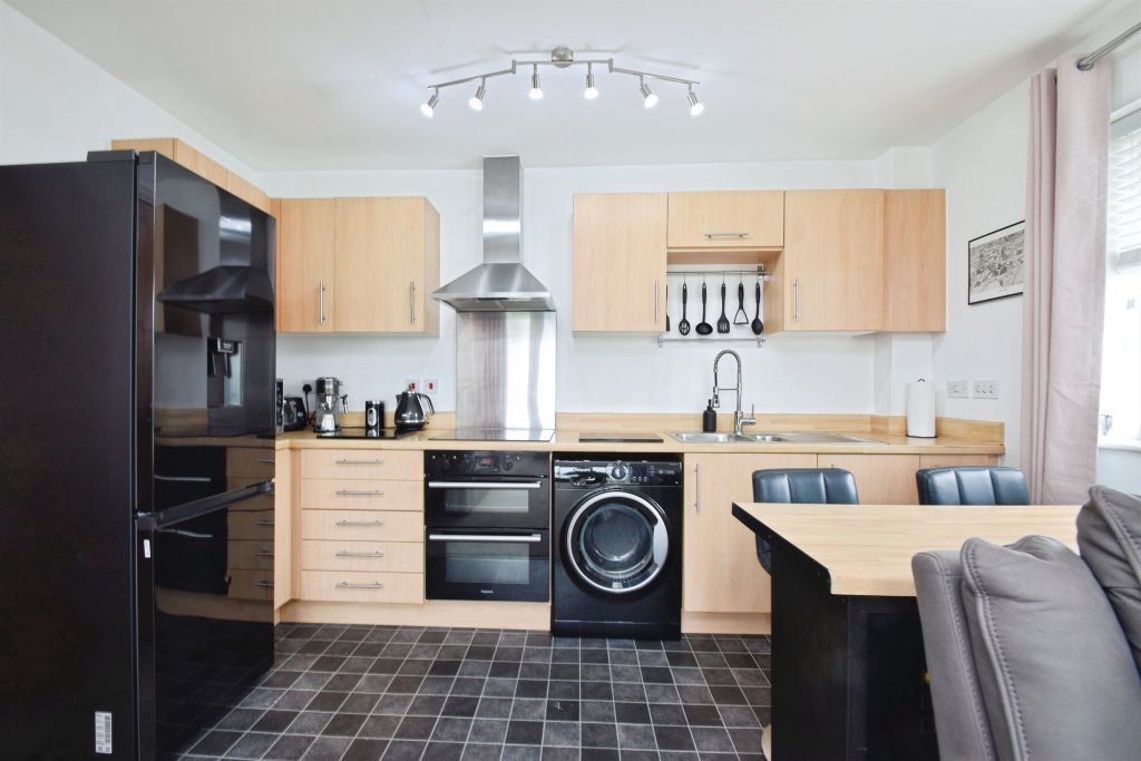 2 bed flat for saleWild Field, Bridgend CF31 photo 4