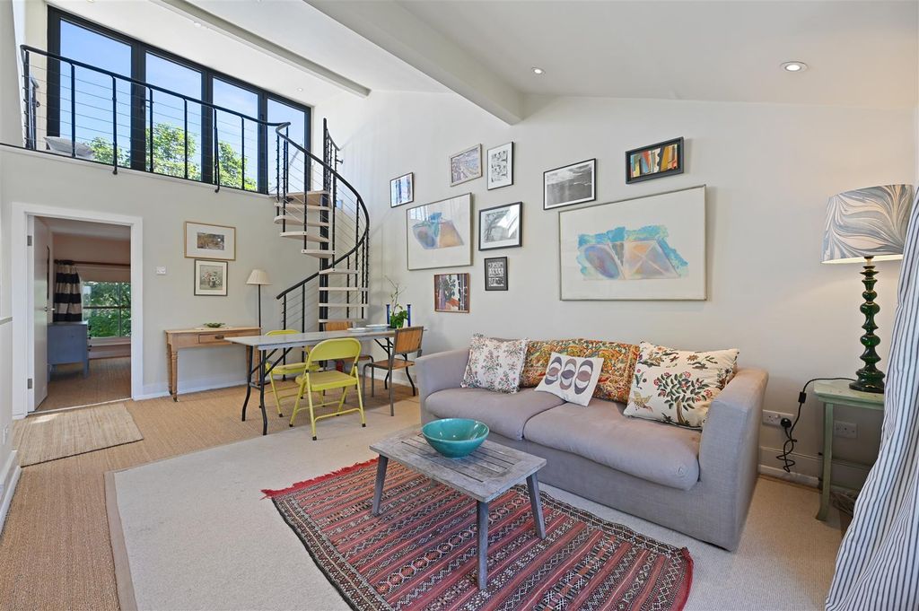 Property photo 2 of 9 Godolphin Road