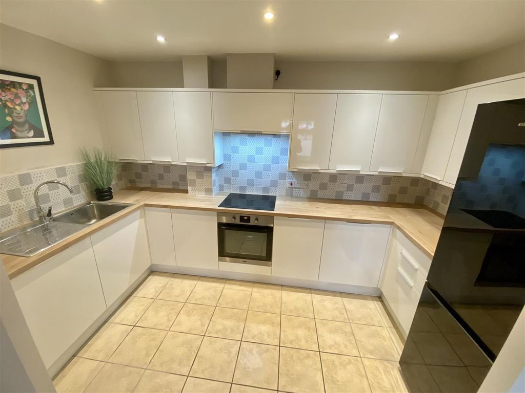 Property photo 3 of 7 Kitchen