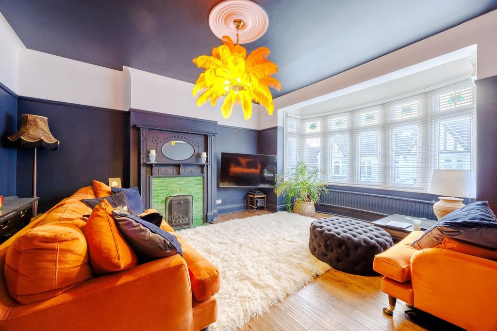 Property photo 3 of 24 Lounge