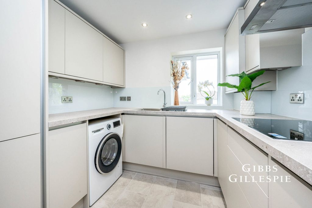 Property photo 3 of 10 Photo