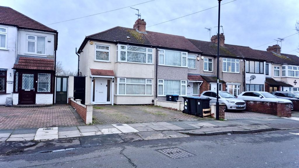 Property photo 1 of 18 A Delightful 1930S End Terrace Three Bedroom House