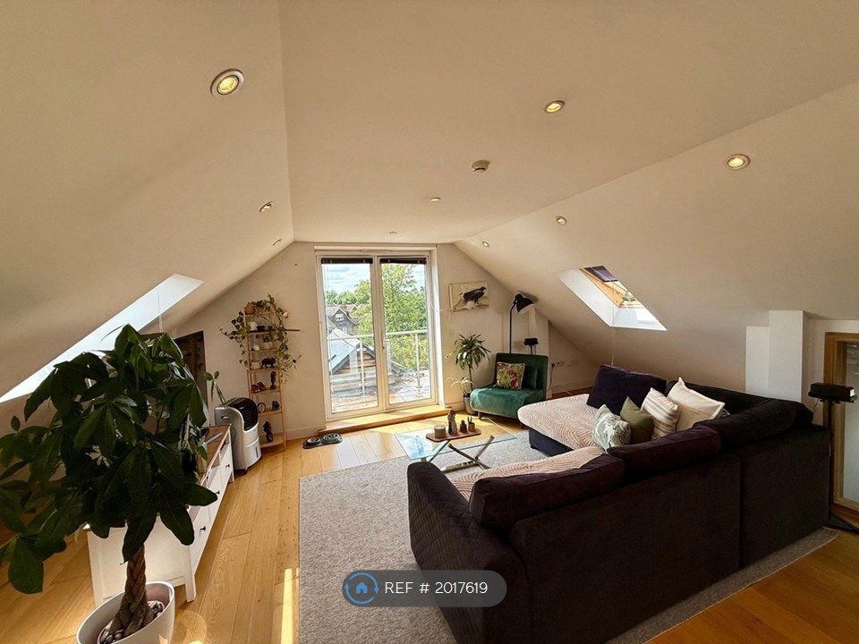Property photo 1 of 14 Lounge