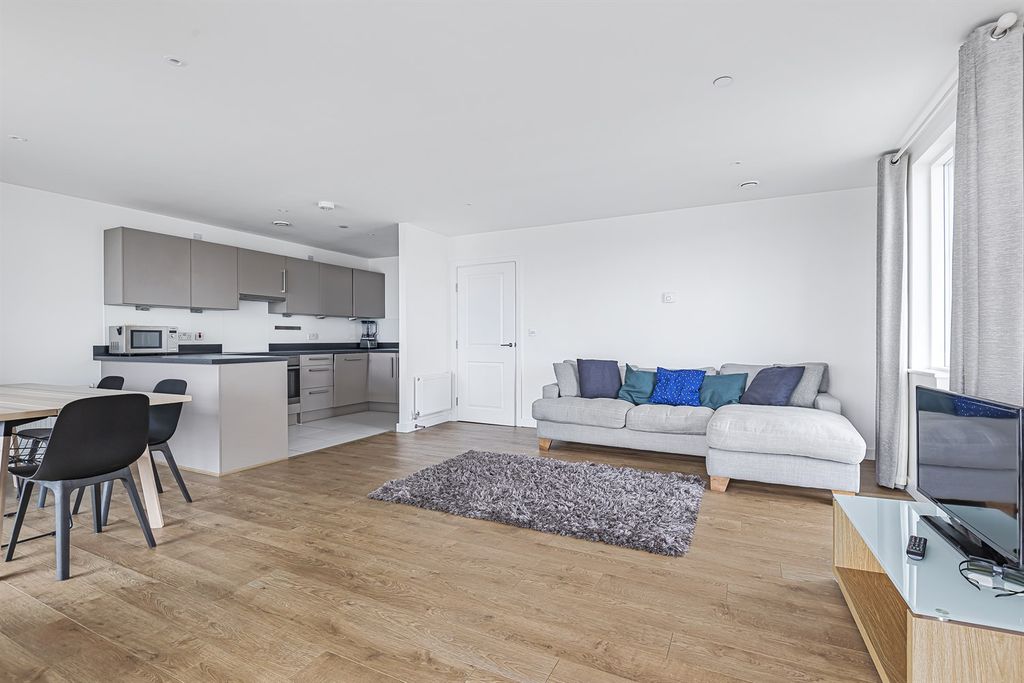 Property photo 1 of 12 (Main)