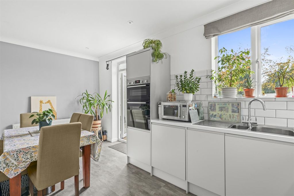 Property photo 3 of 15 51 Geralds Road, Hp13 6Bn-6.Jpg