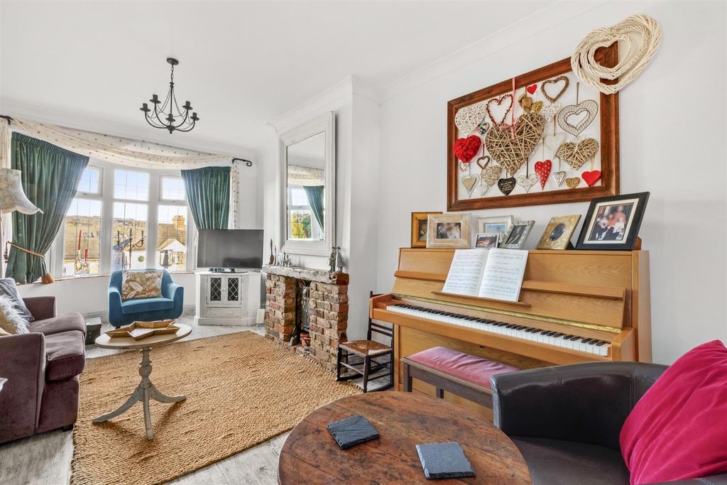 Property photo 2 of 15 36 Coningsby Rd, Hp13 5Ny-3.Jpg