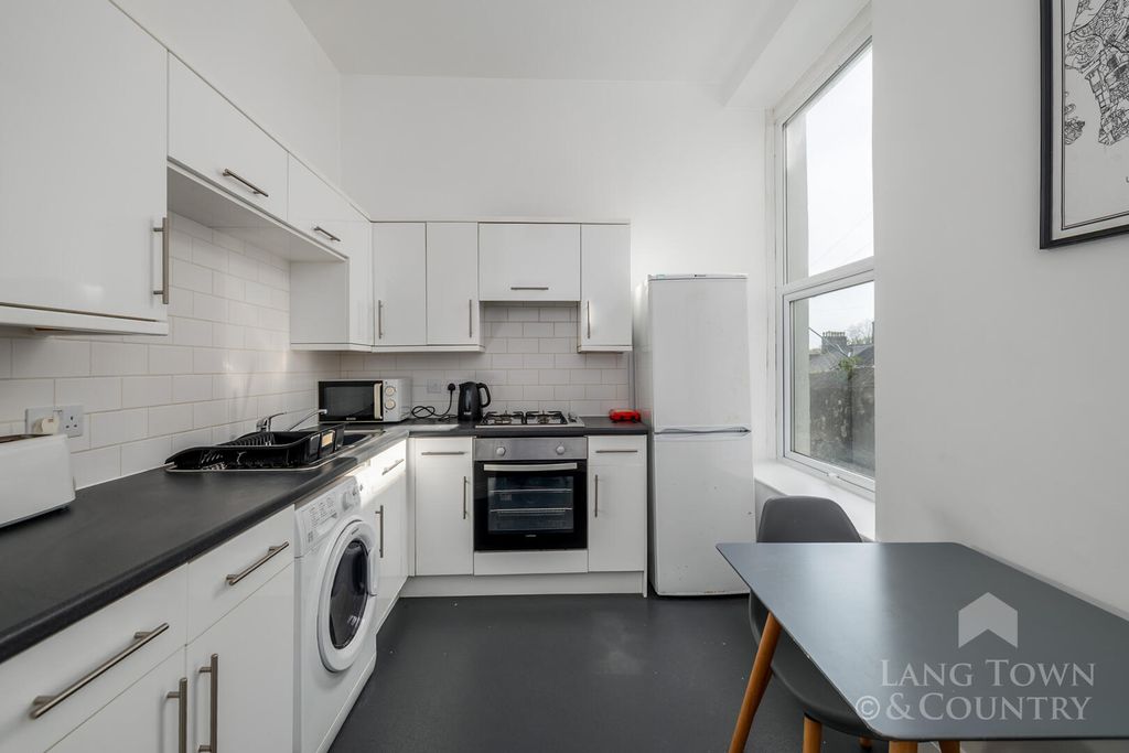 Property photo 3 of 8 Kitchen