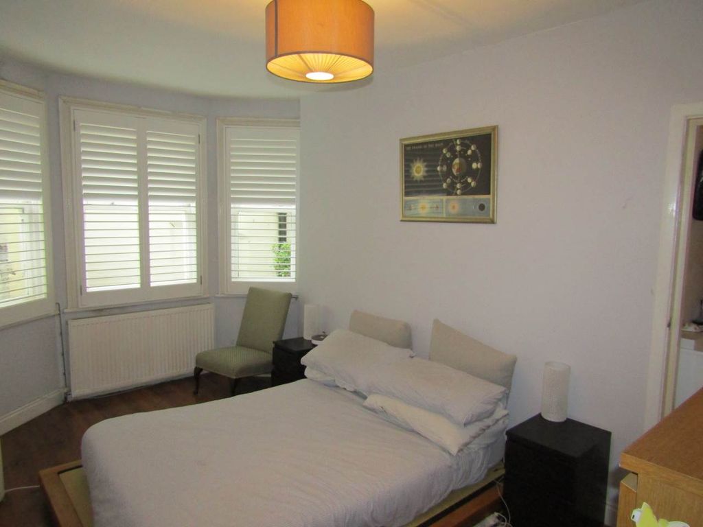 Property photo 3 of 9 Bedroom Pic 1