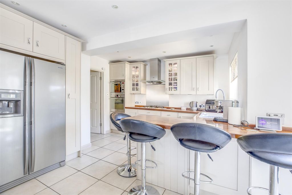 Property photo 3 of 21 338 Desborough Avenue, Hp11 2Tg-18.Jpg