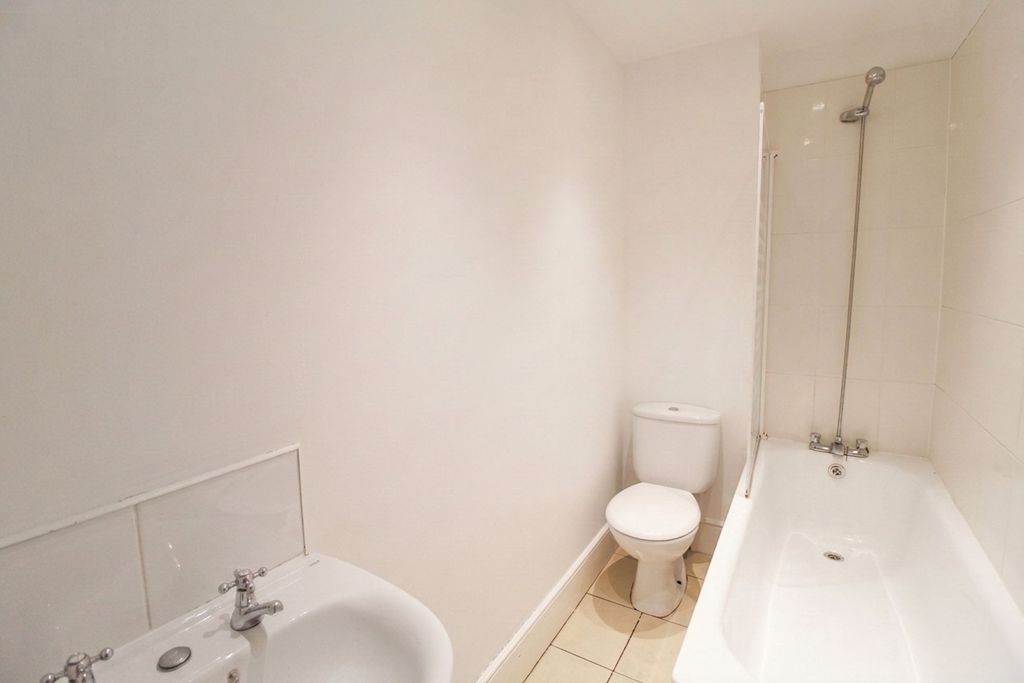 Property photo 2 of 14 Bathroom