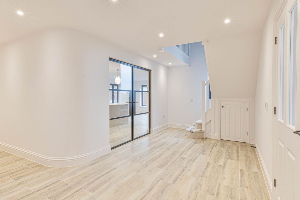 Property photo 3 of 31 Entrance Hall