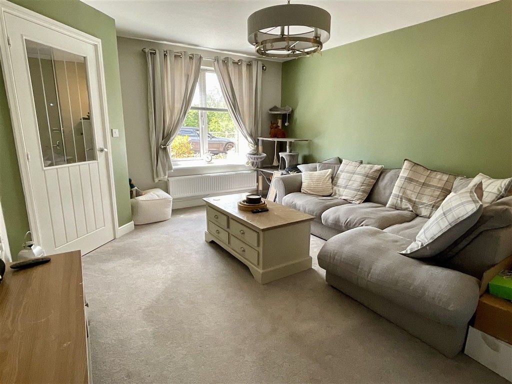 Property photo 3 of 16 Lounge