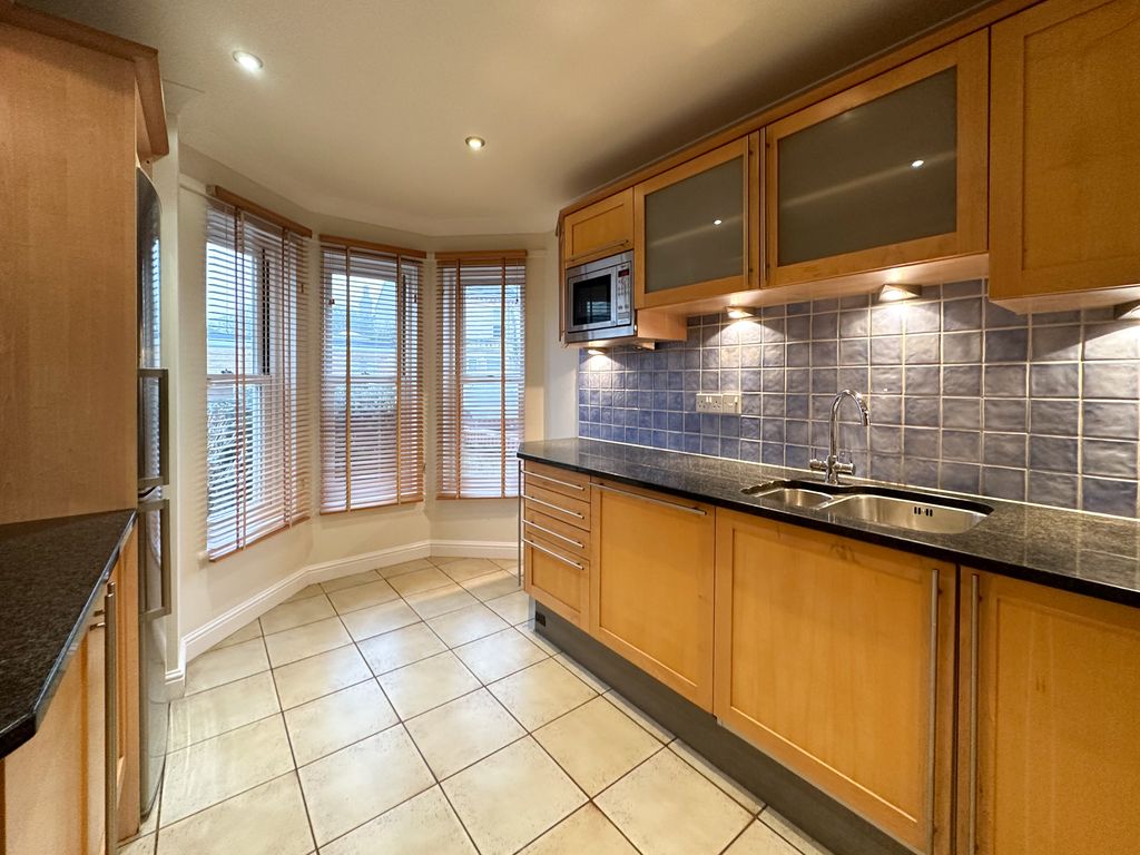 Property photo 3 of 17 Kitchen