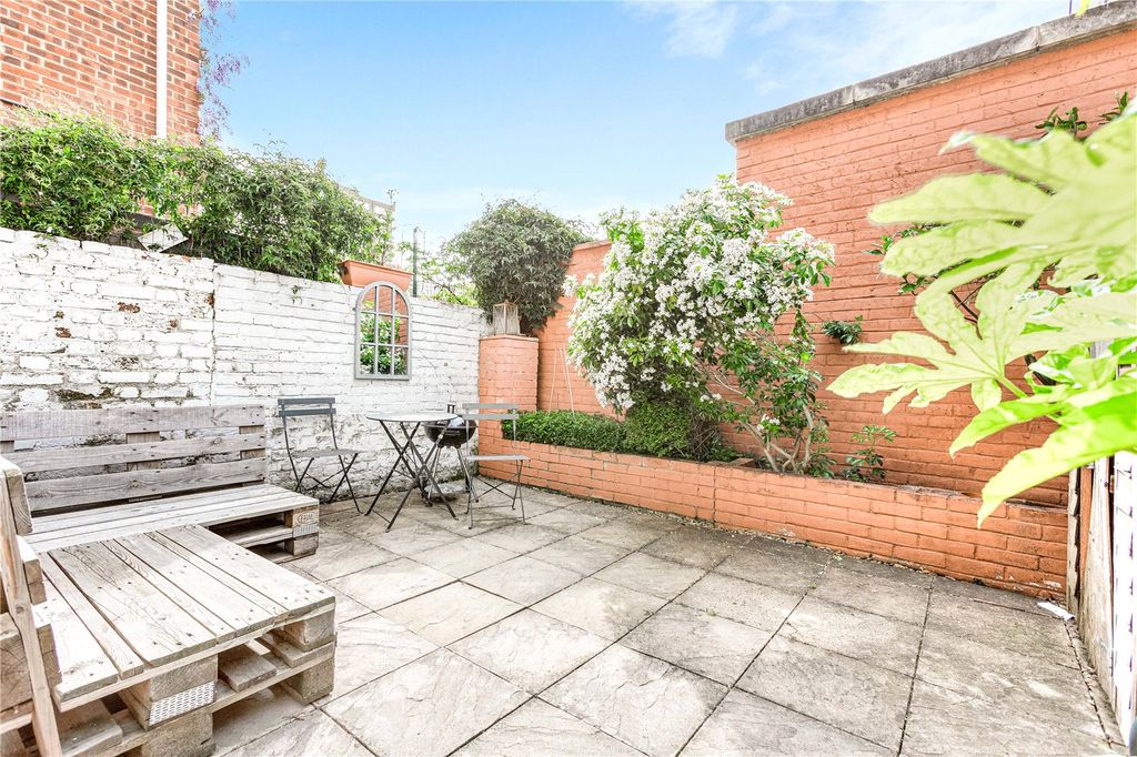 Property photo 2 of 8