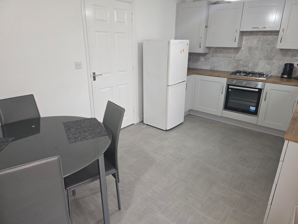 Property photo 3 of 8 Kitchen