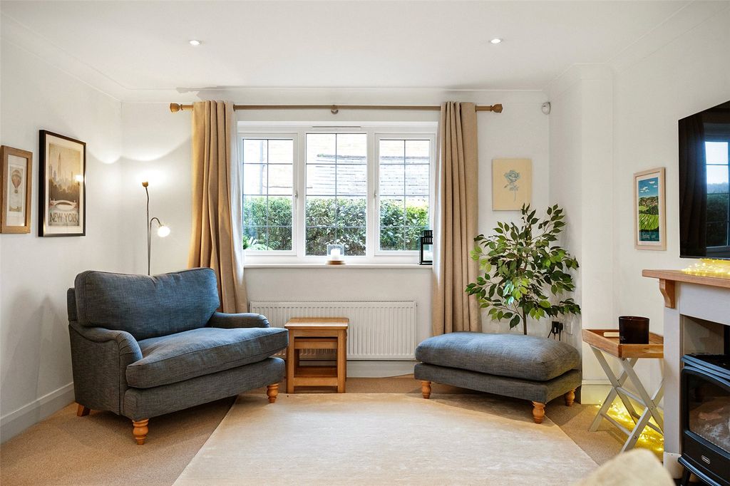 Property photo 2 of 32 House. Partnership