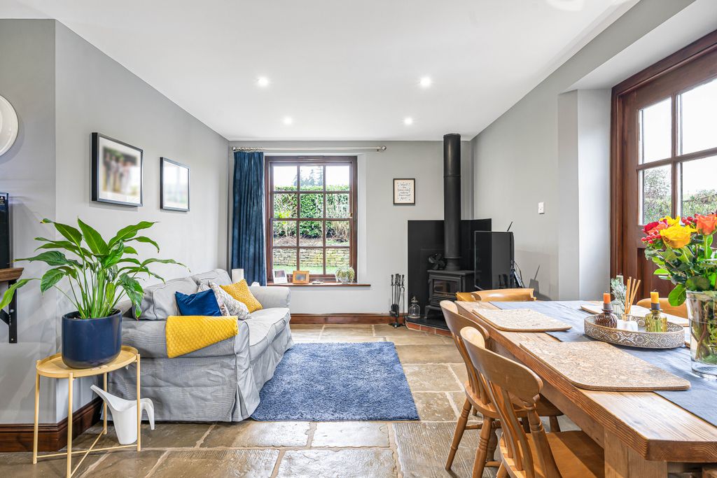 Property photo 2 of 28