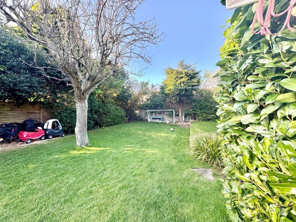 Property photo 2 of 18 Garden