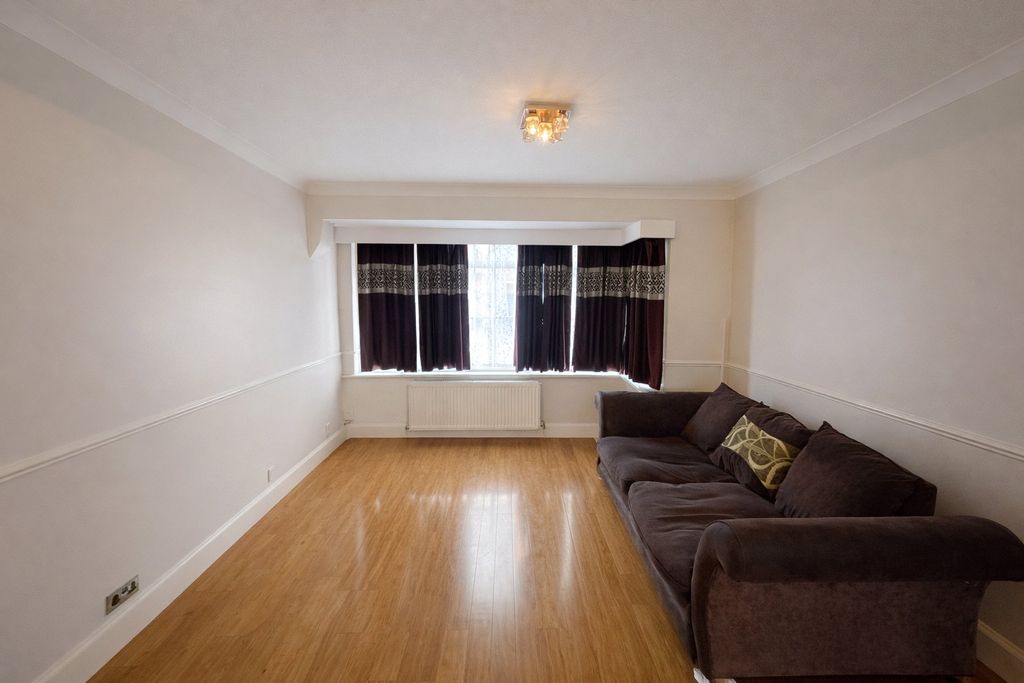 Property photo 2 of 9 Lounge