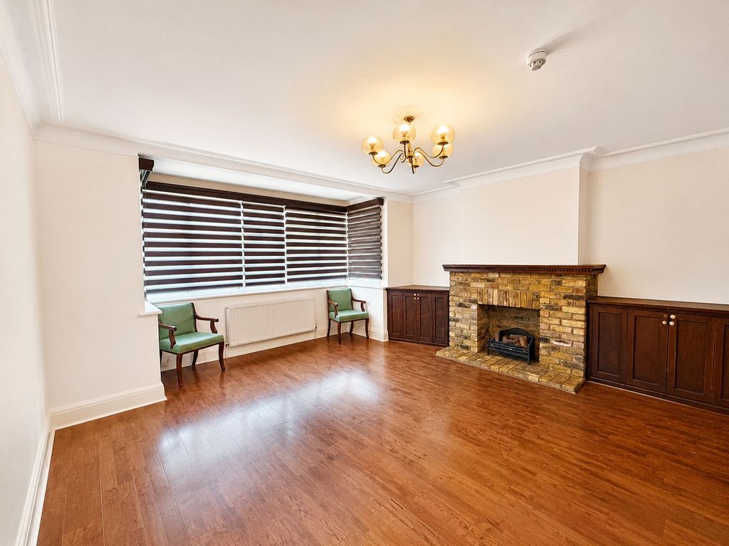 Property photo 3 of 24 High Rd E18