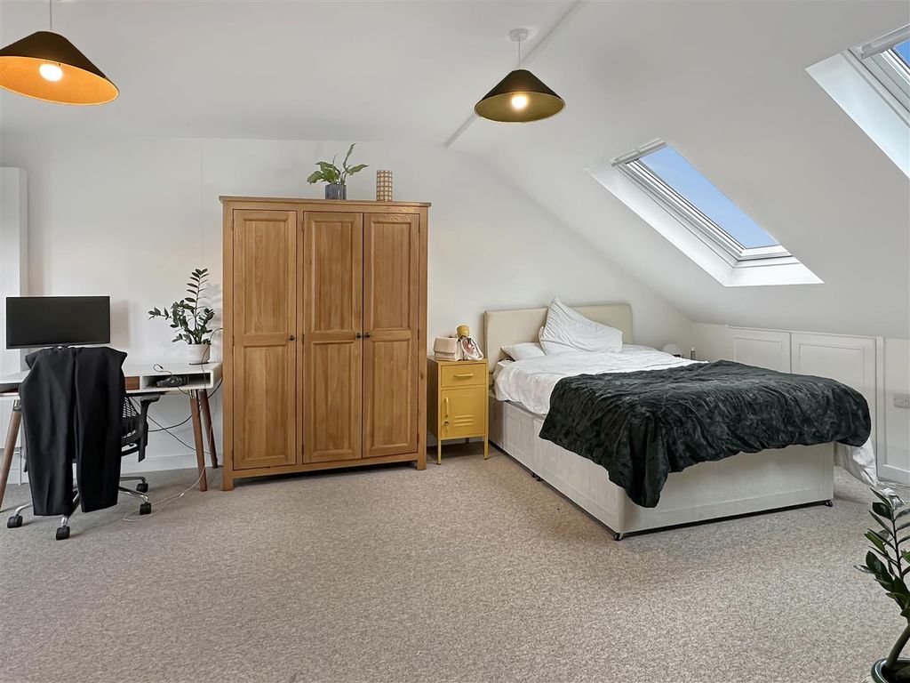 Property photo 2 of 9 Room