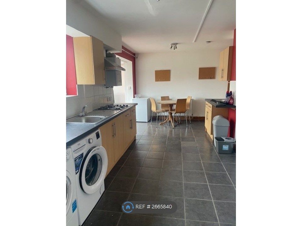 Property photo 1 of 12 Kitchen / Dining Area