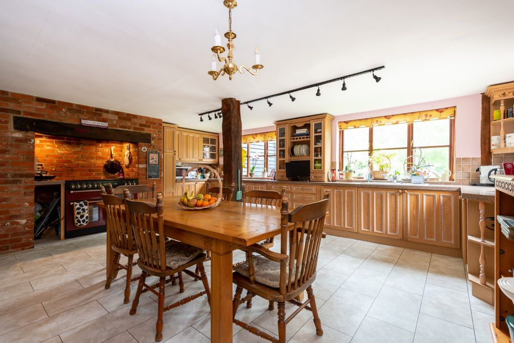 Property photo 3 of 19 Kitchen