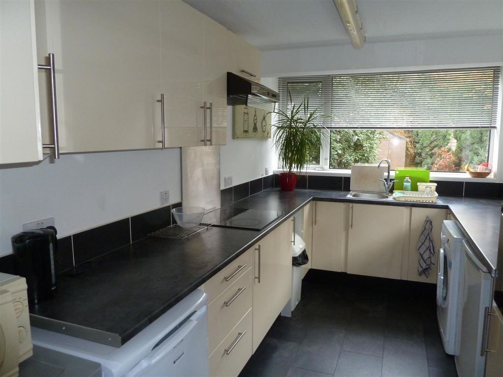 Property photo 3 of 10 Kitchen.Jpg