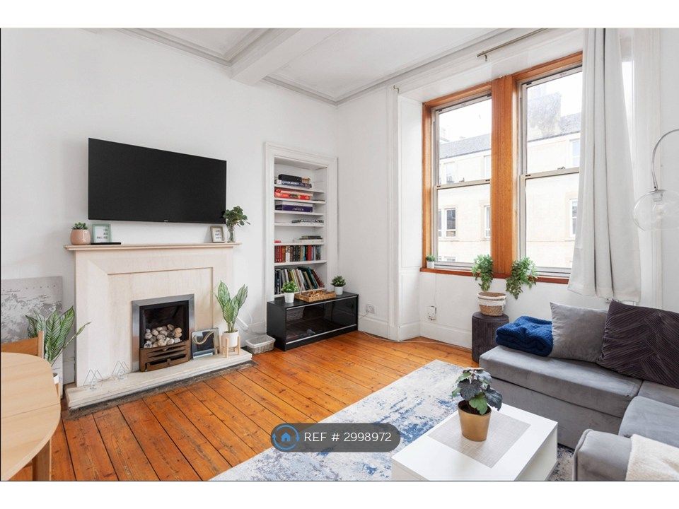 Property photo 1 of 14 Livingroom