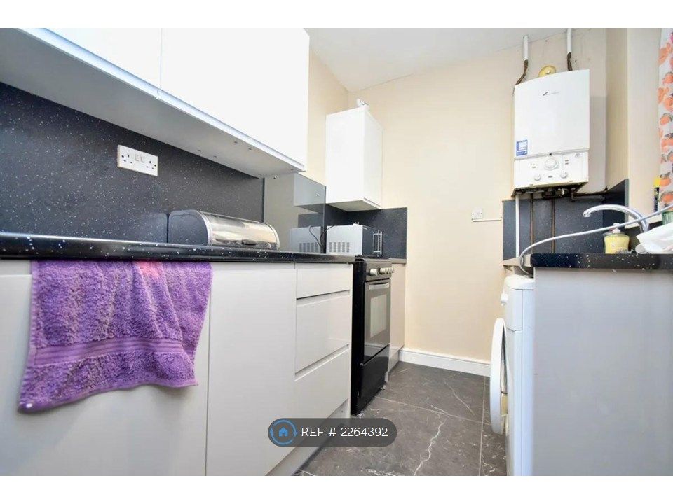 Property photo 3 of 11 Kitchen