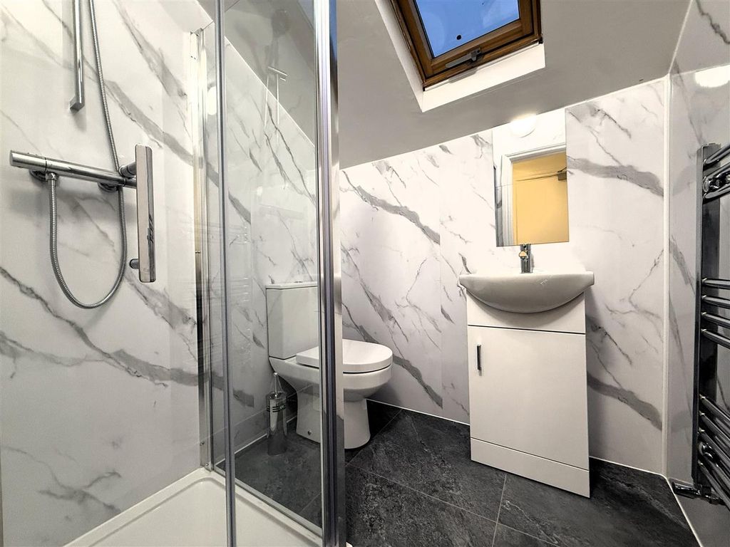 Property photo 3 of 8 WC Rm 6.Jpg