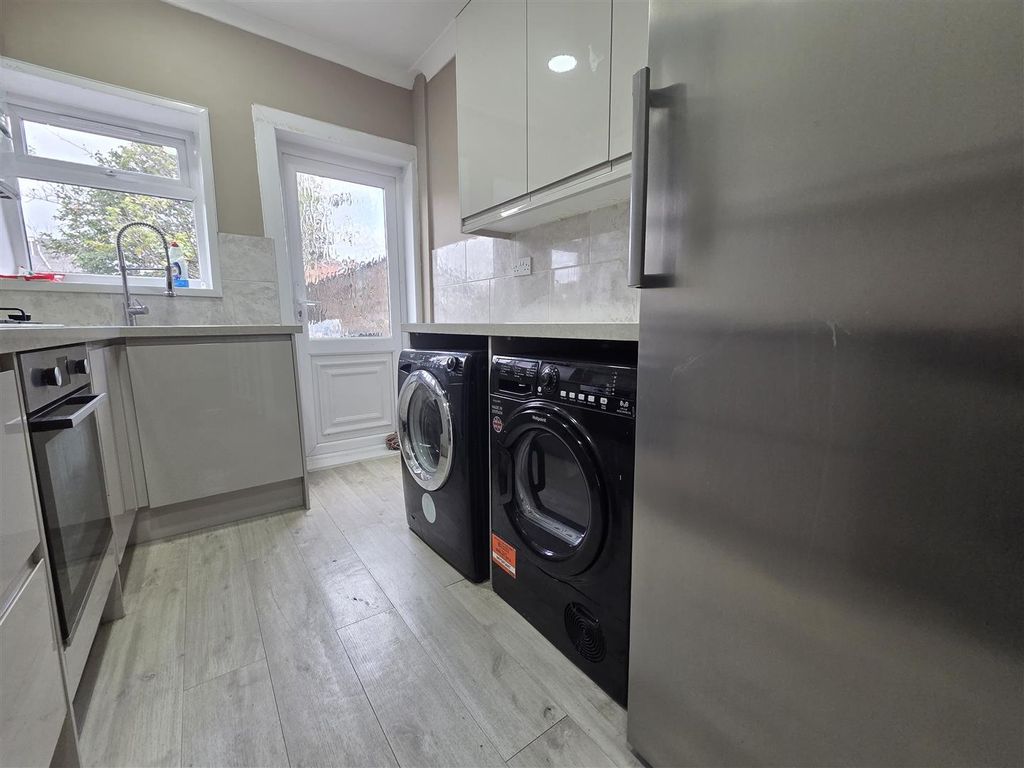 Property photo 2 of 12 7Eb97ee3-1256-416c-B091-1B3181Be5964.Jpg