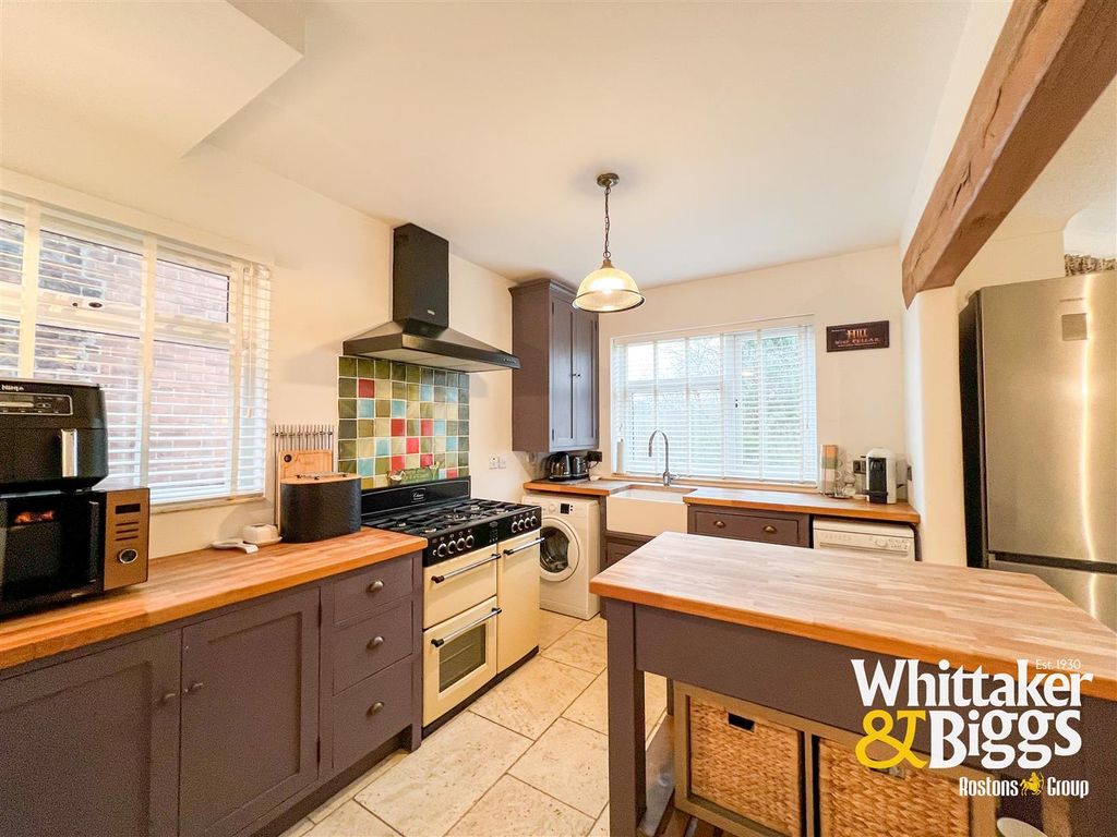 Property photo 3 of 31 Kitchen