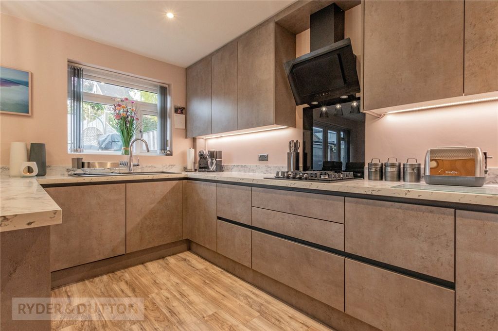 Property photo 2 of 22 Kitchen/Breakfast