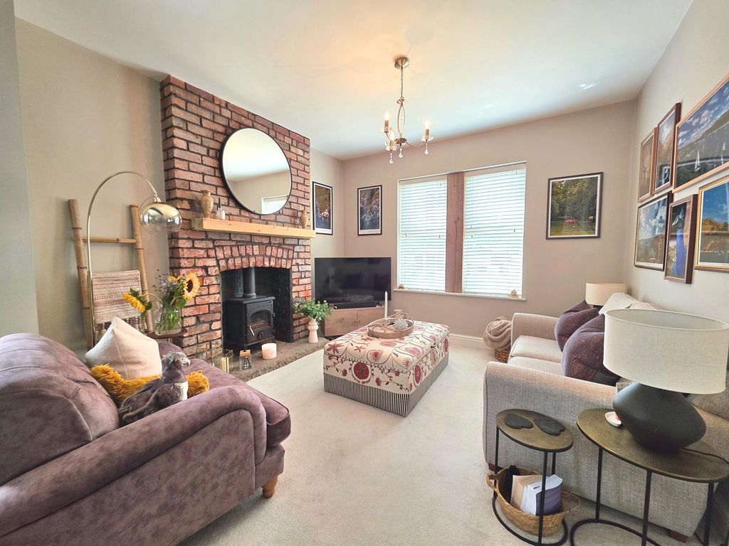 Property photo 2 of 11 Lounge